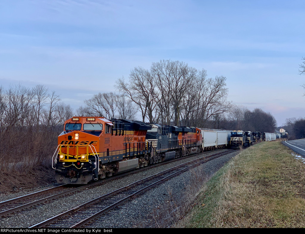 BNSF 3689 on 309